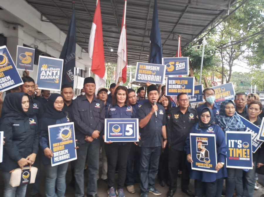DPD NasDem Surabaya saat tiba di KPU setempat.