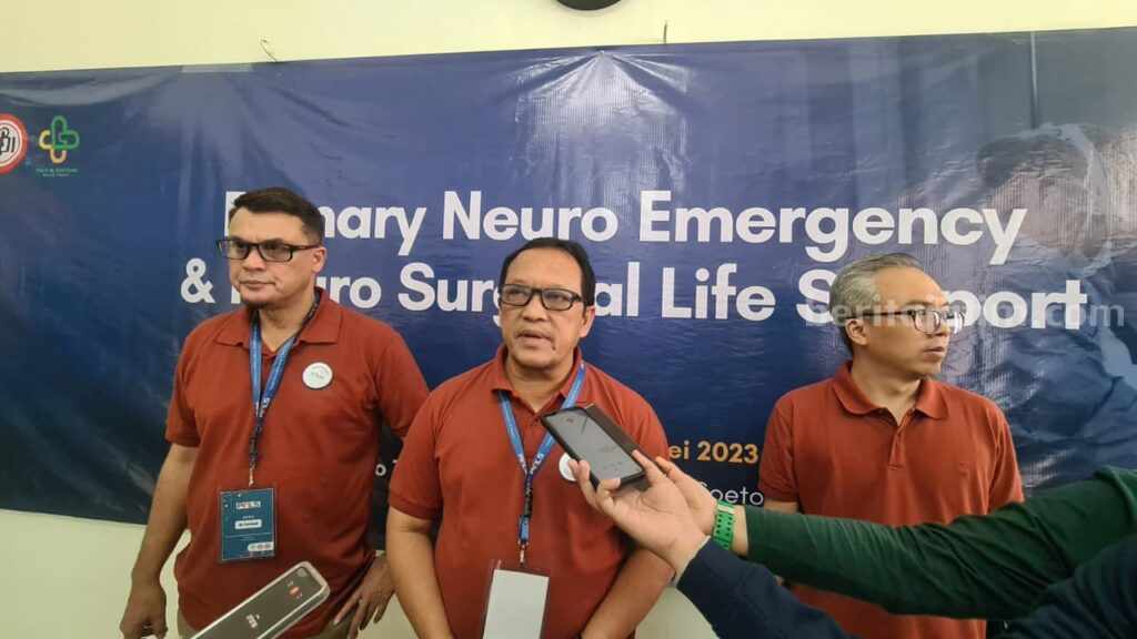 Dari kiri ke kanan, Dokter Farhad Balafif, Dokter Agus Chairul Anab, dan Dokter Nur Setiawan Suroto. Ketiganya spesialis bedah saraf di RSUD Dr Soetomo, Sabtu (27/5/2023). [Foto/ademasrio].