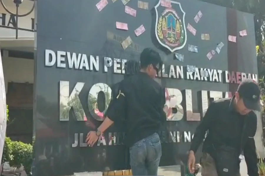 Demo Tuntut UU Perampasan Aset, Kantor DPRD Kota Blitar Ditempeli Uang Mainan Kota Blitar