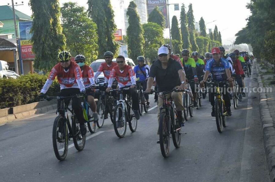 Pengguna sepeda saat melintas di jalan raya