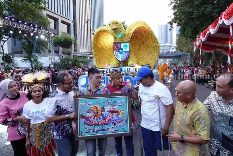 Seorang pelukis autis warga Surabaya, Vincent Purwono (20) saat memberikan lukisan mobil hias Pelindo kepada Wali Kota Surabaya Eri Cahyadi, sebagai kado HUT ke-730 Kota Surabaya.