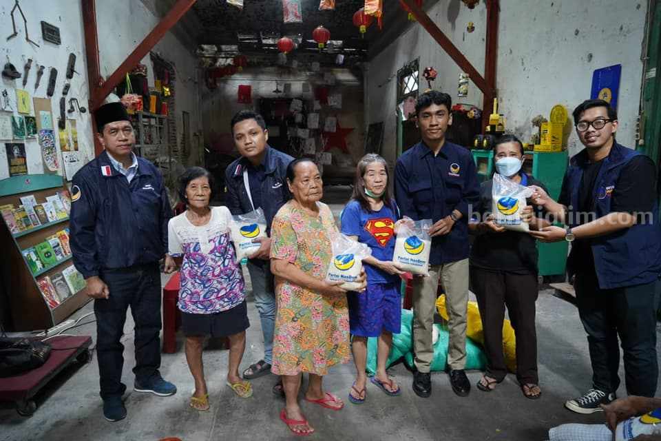 Nasdem muda bersama Anggota DPRD Surabaya dari Nasdem Imam Syafii saat membagikan sembako di pecinan Surabaya,