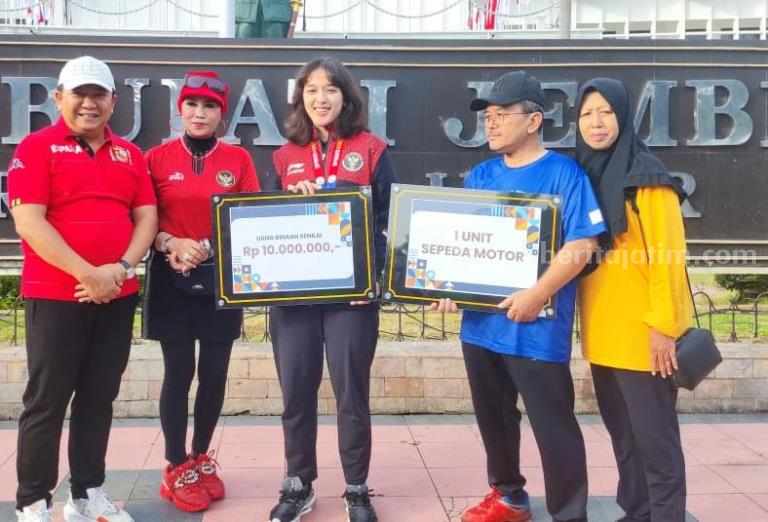 Bupati Jember Hadiahkan Sepeda Motor dan Uang untuk Febriana Peraih Emas Sea Games
