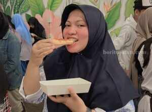 Wakil Ketua DPC PDI Perjuangan Surabaya, Khusnul Khotimah saat cooking class di salah satu cafe di Surabaya