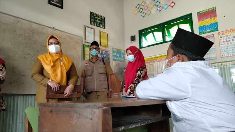 Kegiatan belajar mengajar di salah satu sekolah di Kabupaten Gresik