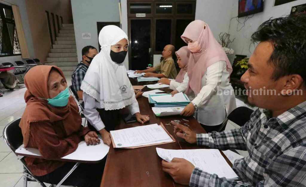 Suasana pendaftaran PPDB tahun 2022 di salah satu SMP Negeri