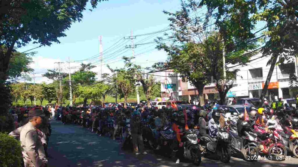 Ribuan buruh berangkat ke Surabaya dari depan pintu masuk NIP Kecamatan Ngoro, Kabupaten Mojokerto. [Foto : ist]