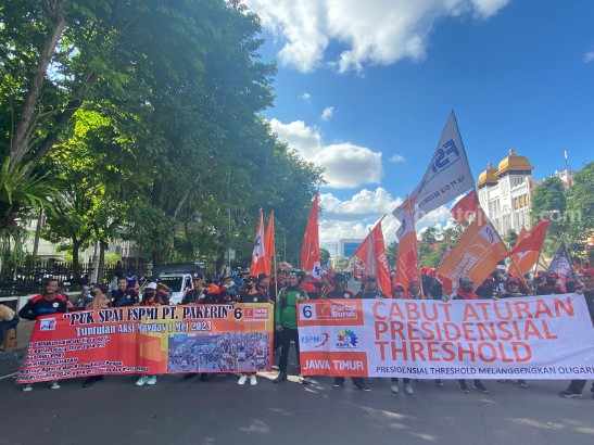 Capres Pro-Kelas Pekerja Jadi Pesan di Demo Buruh Jatim Massa aksi saat berjalan menuju depan kantor gubernur Jawa Timur, Senin (01/05/2023). (Foto/Anggadia)