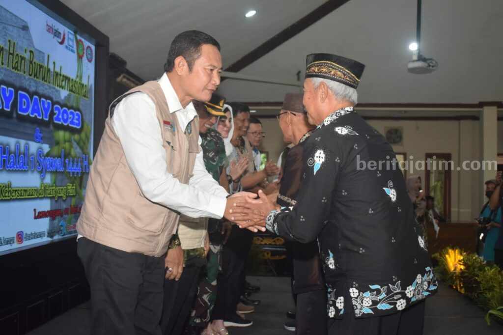 Peringatan Hari Buruh Internasional (May Day) yang digelar di Pendopo Lokatantra Lamongan (Foto: A. Thoriq Hidayatullah/beritajatim.com).