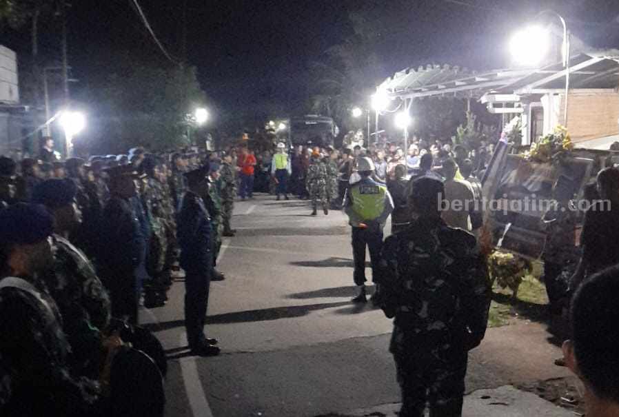Meski Diduga Meninggal Tak Wajar, Keluarga Anggota TNI AU asal Ngawi yang Meninggal di Riau Pasrah Suasana kedatangan jenazah Serda Rizky di rumah duka Desa Jetigembol, Kedunggalar, Ngawi.