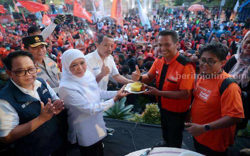Menyatu dengan Buruh di May Day, Khofifah Kawal 7 Poin Rekomendasi