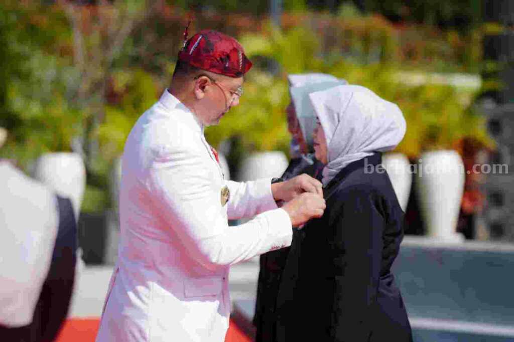 Penyerahan Satyalancana Karya Satya oleh Pj. Wali Kota Batu, Aries Agung Pawai (Foto: Istimewa)