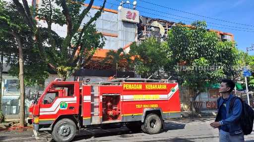 Petugas Pastikan Kebakaran di Malang Plaza Sudah Padam Kebakaran Malang Plaza.