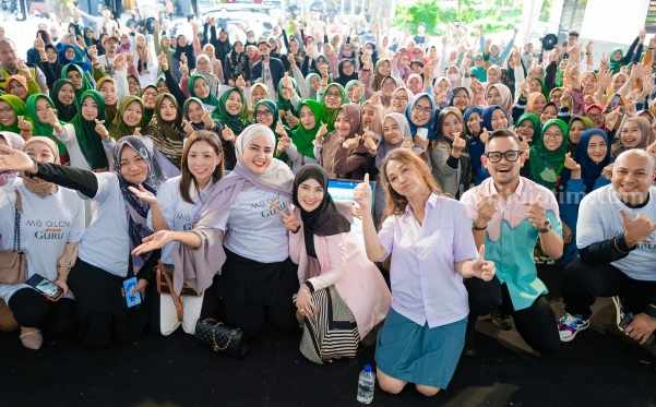 Peringati Hardiknas, MS Glow Apresiasi Ratusan Guru Honorer dan Ngaji Founder J99 Corp dan MS Glow, Gilang W. Pramana bersama Shandy Purnamasari berfoto bersama Bunda Corla dan guru ngaji serta guru honorer pada MS Glow untuk Guru di Malang.