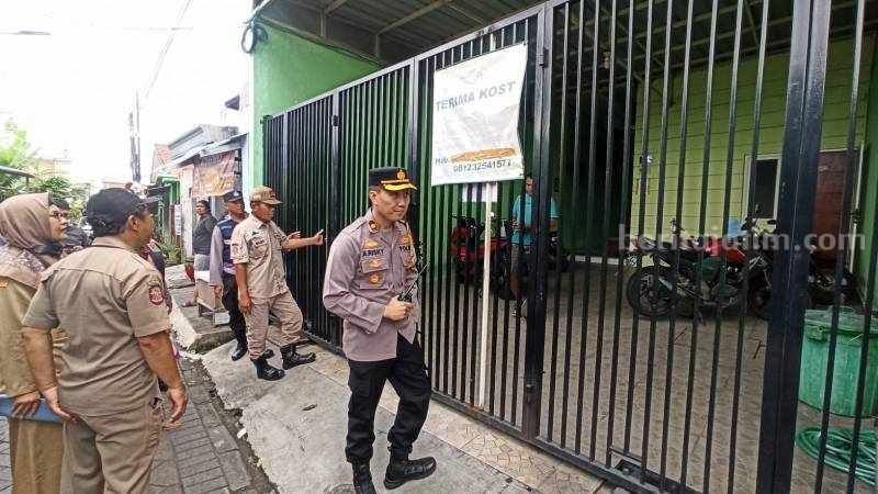 Antisipasi Pendatang Urban di Surabaya, Petugas Lakukan Pengecekan Rumah Kos Kapolsek Karang Pilang, Kompol Rizky saat melakukan pengecekan di salah satu kos-kosan di Jalan Kedurus, Selasa (02/05/2023). (Foto/ist)