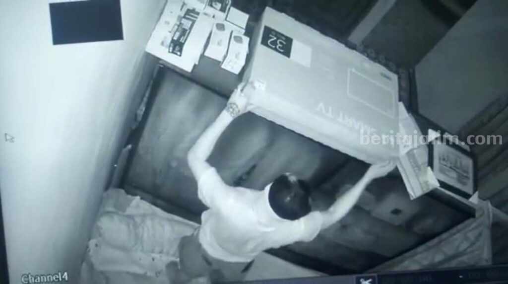 Aksi Sutrisno ketika membobol rumah korban tertangkap kamera CCTV.