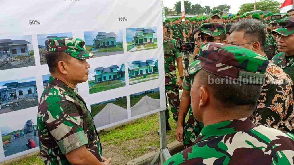 Kasad Jenderal TNI Dudung Abdurachman (kiri) saat meninjau proyek pembangunan Kompi Yonmek 516/CY di Desa Wedoroanom, Kecamatan Driyorejo, Gresik