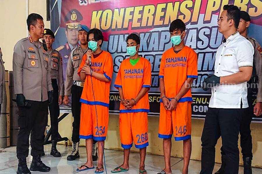 Tiga terduga pengeroyok penjaga kolam pancing AJ, saat rilis di Mapolresta Sidoarjo Rabu (25/1/2023).