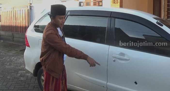 Kepala Desa Kelbung, Syaifuddin saat menunjukan lubang bekas tembakan (Foto: Zamachsari/beritajatim.com)