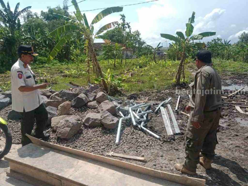 Anggota Satpol PP Kabupaten Mojokerto mengecek keberadaan pembangunan tower di Desa Jabontegal, Kecamatan Pungging, Kabupaten Mojokerto. [Foto : ist]