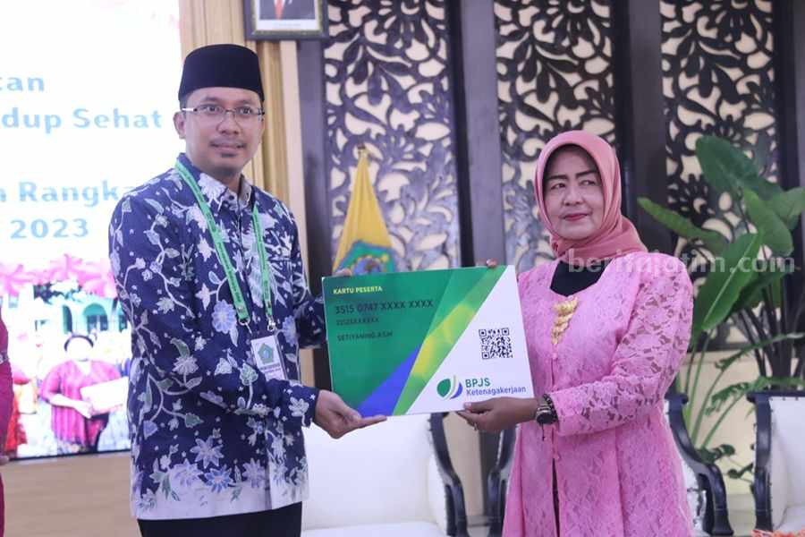 Simbolis. Bupati Gus Muhdlor menyerahkan bantuan PT Tjiwi Kimia Tbk kepada perwakilan Nakes Sidoarjo Simbolis. Bupati Gus Muhdlor menyerahkan bantuan PT Tjiwi Kimia Tbk kepada perwakilan Nakes Sidoarjo