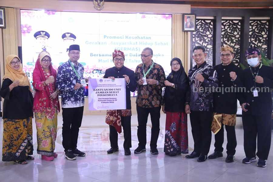 Pihak Polkesbaya menyerahkan bantuan diterima Bupati Gus Muhdlor Pihak Polkesbaya menyerahkan bantuan diterima Bupati Gus Muhdlor