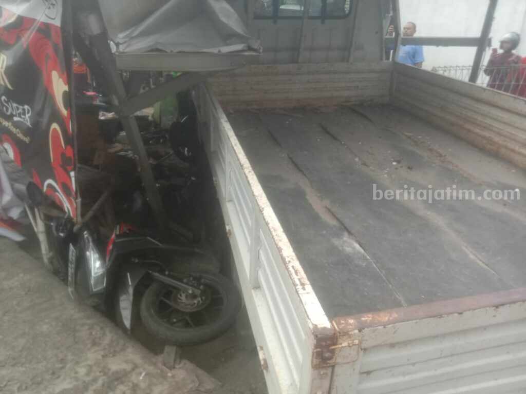Kondisi mobil pickup menabrak warkop dan tiga sepeda motor di Jalan Raya Trawas, Dusun Leboksono, Desa Lebaksono, Kecamatan Punggung, Kabupaten Mojokerto. [Foto: ist]