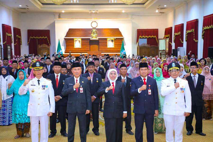 Sematkan Satyalencana Karya Satya pada 625 Guru Jatim, Ini Kata Khofifah