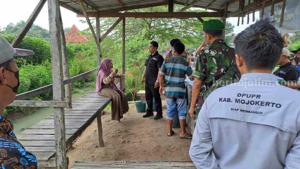 Petugas gabungan Dinas PU SDA Provinsi Jatim dan DPUPR Kabupaten Mojokerto saat melakukan sosialisasi dan penyampaian SP I terkait rencana penertiban ratusan bangunan liar di sepanjang aliran sungai Avour Wringinrejo dan Modongan, Kecamatan Sooko, Kabupaten Mojokerto. [Foto : ist]