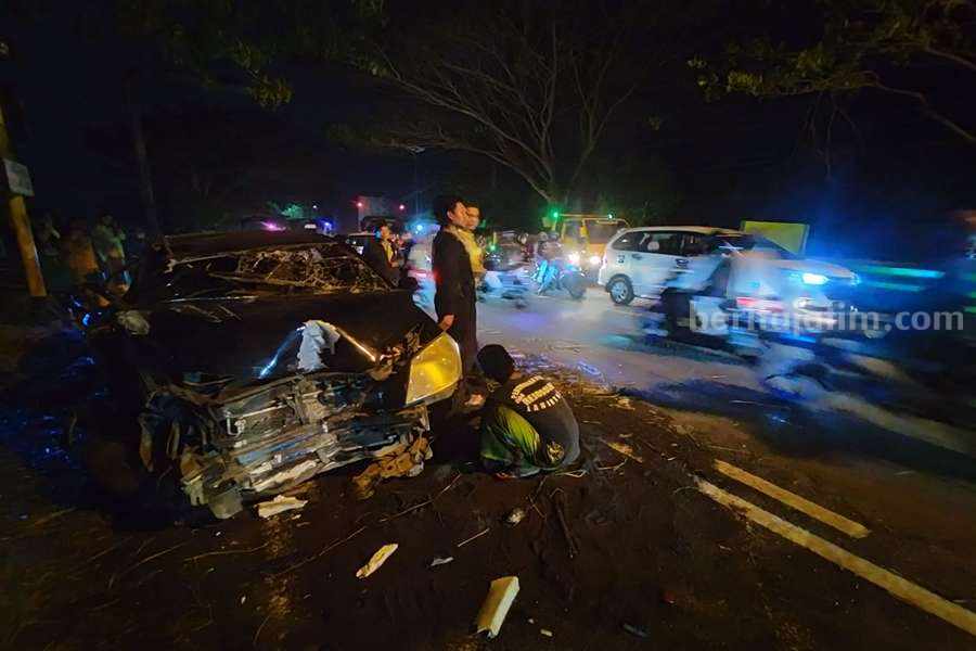 Anggota Satlantas Polres Pasuruan Kota saat melakukan olah TKP.
