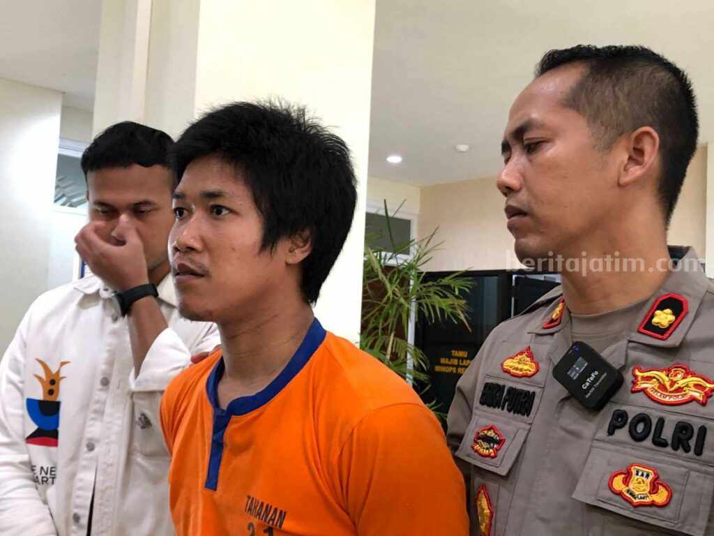 Pembunuh Anak Kandung Gresik Ternyata Pecandu Narkoba Muhammad Qo'dad Af'alul Kirom, pelaku pembunuhan anak kandung, saat diamankan di Polres Gresik diapit Wakapolres Kompol Erika Putra Purwana.