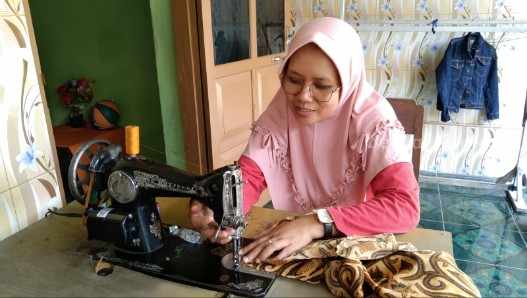 Sri Gunarsih saat mengenang mesin jahitnya sebelum aktif mengajar dan membuat yayasan.