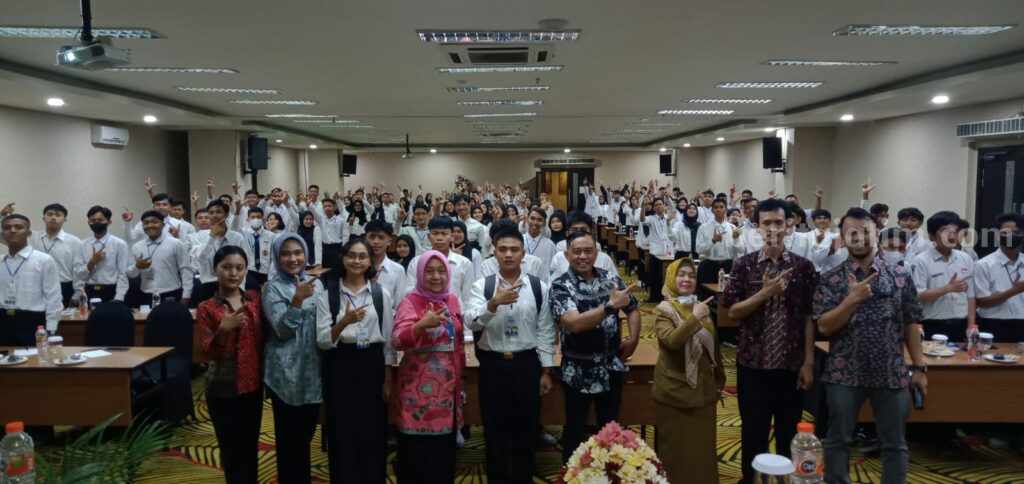 Ratusan Pelajar SMK di Kabupaten Malang Dilatih Skill Kerja Kepala Dinas Tenaga Kerja Kabupaten Malang, Yoyok Wardoyo bersama ratusan pelajar SMK, Kamis (4/5/2023).