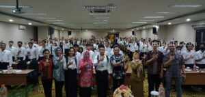 Kepala Dinas Tenaga Kerja Kabupaten Malang, Yoyok Wardoyo bersama ratusan pelajar SMK, Kamis (4/5/2023).
