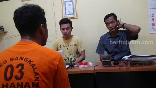 Pemeriksaan pengedar sabu di Bangkalan (Foto: Zamachsari/beritajatim.com).