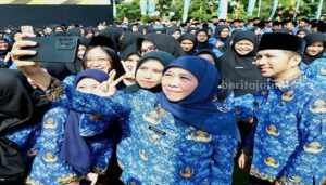Gubernur Jawa Timur Khofifah Indar Parawansa mengambil sumpah dan janji 1.450 PNS