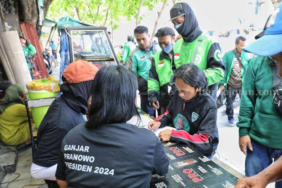 Kowarteg Indonesia di Jatim  memberikan sarung tangan dan makan gratis kepada puluhan ojol