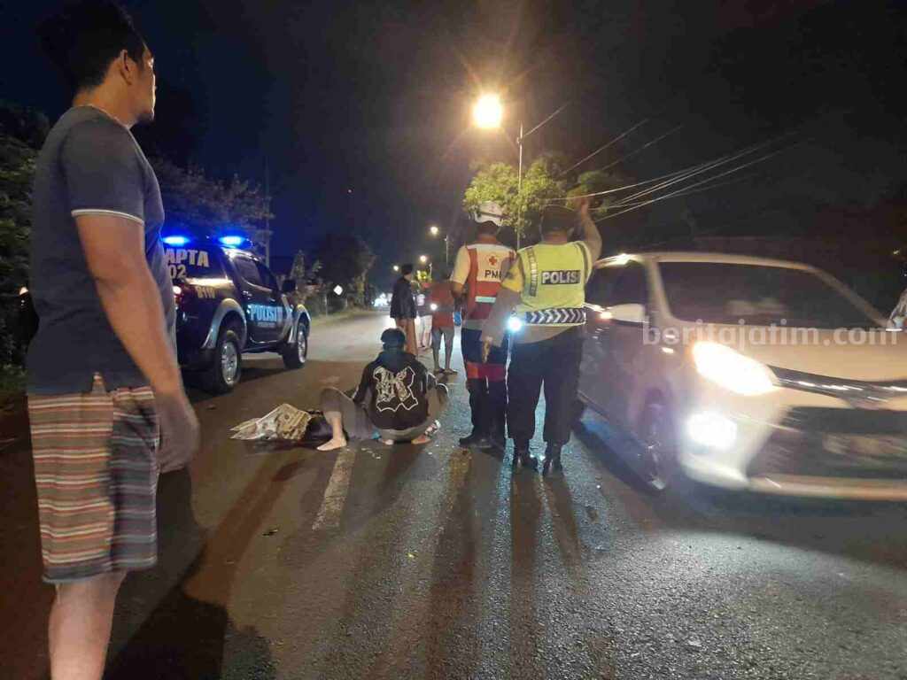 Petugas saat melakukan olah TKP di Jalan Raya Desa Mlaten, Kecamatan Puri, Kabupaten Mojokerto. [Foto : ist]