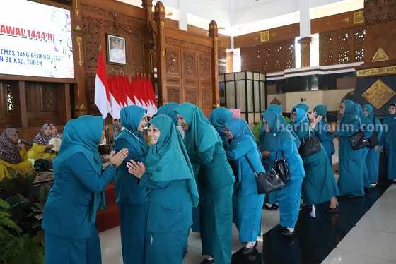 Tim Penggerak PKK Kabupaten Tuban saat melakukan salam-salaman dalam agenda Halal Bihalal di Pendopo Krido Manunggal Tuban. [Foto:Diah Ayu/beritajatim.com]