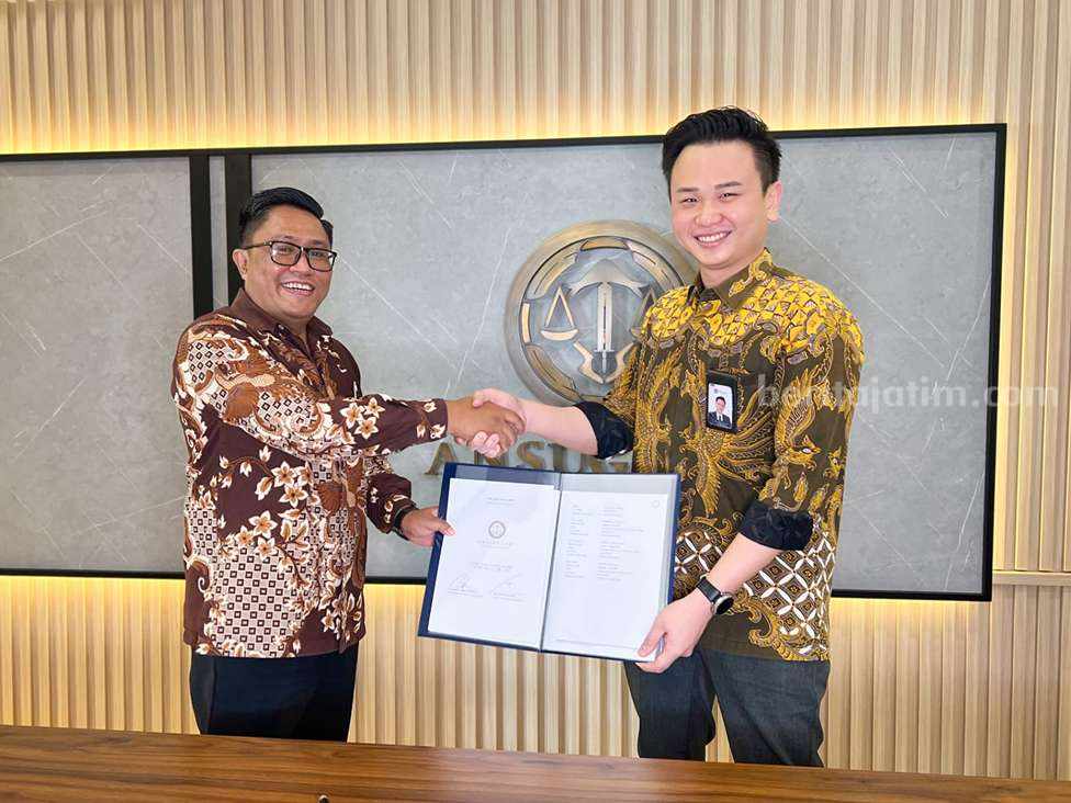 Michael dan Anthonius saat serah terima jabatan pimlin Ansugi Law