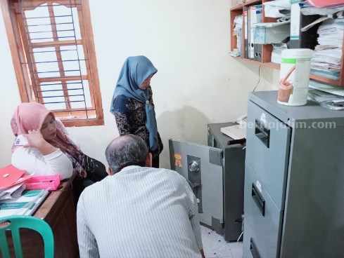 KPTR Sari Madu Kawedanan Magetan Dibobol Maling, Rp 130 Juta Raib Brankas milik KPTR Sari Madu yang berisi uang Rp130 jutaan dicongkel maling. Jumat (05/05/2023).