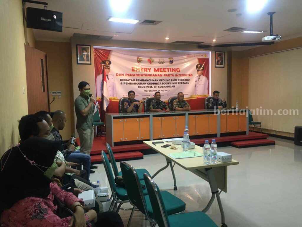 Penandatanganan pakta integritas antara Tim PPSD Kejaksaan Negeri Kabupaten Mojokerto dengan pihak-pihak dalam pengadaan barang/ jasa pemerintah dua proyek strategis RSUD Prof Dr Soekandar. [Foto : ist]