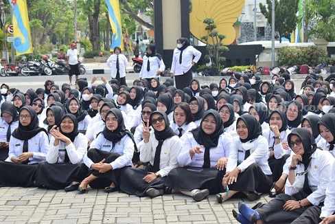 894 PPPK Tenaga Kesehatan Lamongan Terima SK 894 Pegawai Pemerintah dengan Perjanjian Kerja (PPPK) yang dinyatakan lulus Seleksi PPPK Nakes Lamongan Formasi Tahun 2022 (Foto: A. Thoriq Hidayatullah/beritajatim.com).
