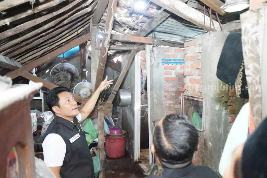 Wabup H. Subandi melihat kondisi atap rumah Marsiatin di Desa Janti Kec. Waru