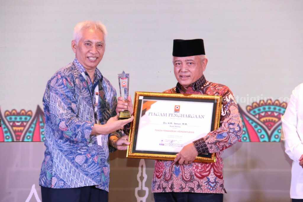 Bupati Malang Terima Penghargaan Tokoh Penggerak Keinsinyuran Bupati Malang HM Sanusi (Kopyah hitam-red), menerima penghargaan dari PII Jatim, Jumat (5/5/2023).