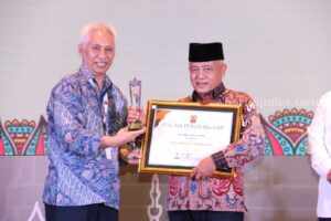 Bupati Malang HM Sanusi (Kopyah hitam-red), menerima penghargaan dari PII Jatim, Jumat (5/5/2023).