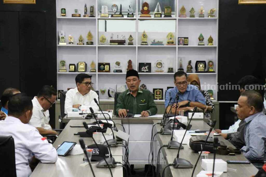 Ketua DPRD Gresik Abdul Qodir (tengah) saat menggelar jajak pendapat dengan perwakilan buruh.