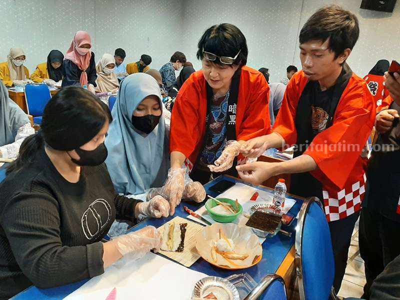 Pelatihan membuat makanan khas Jepang Sushi dan Onigiri.