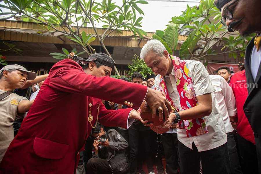 Ganjar Pranowo saat kedua tangannya dibasuh dengan air sumur Jobong. Sumur tertua di Surabaya yang berada di kawasan Peneleh, Sabtu (06/05/2023). (Foto/PDIP Jatim)