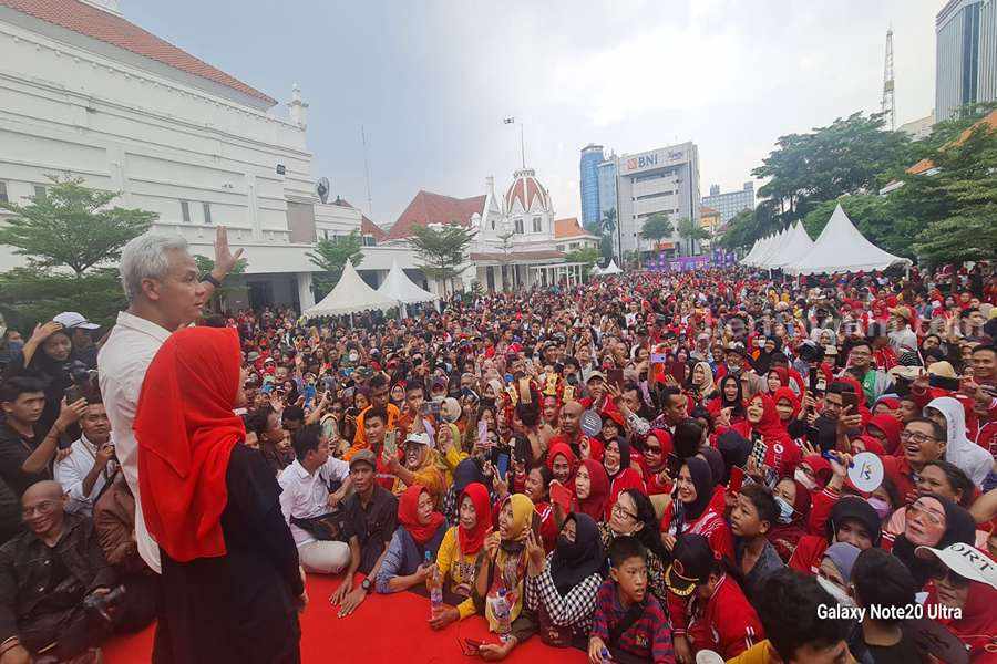 Teriakkan Presiden! Warga Surabaya Elu-elukan Ganjar Pranowo Ganjar Pranowo